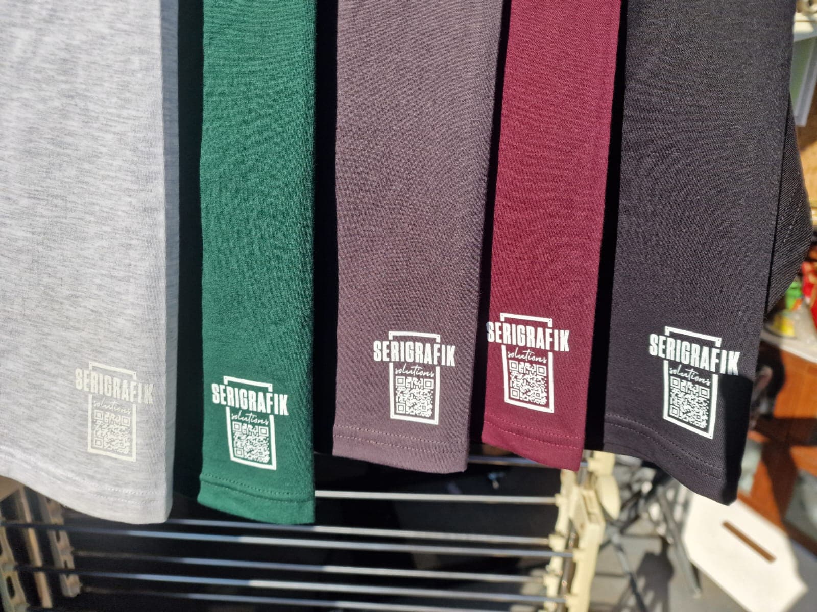 T-shirts Sérigrafik Solutions en déclinaison de couleurs