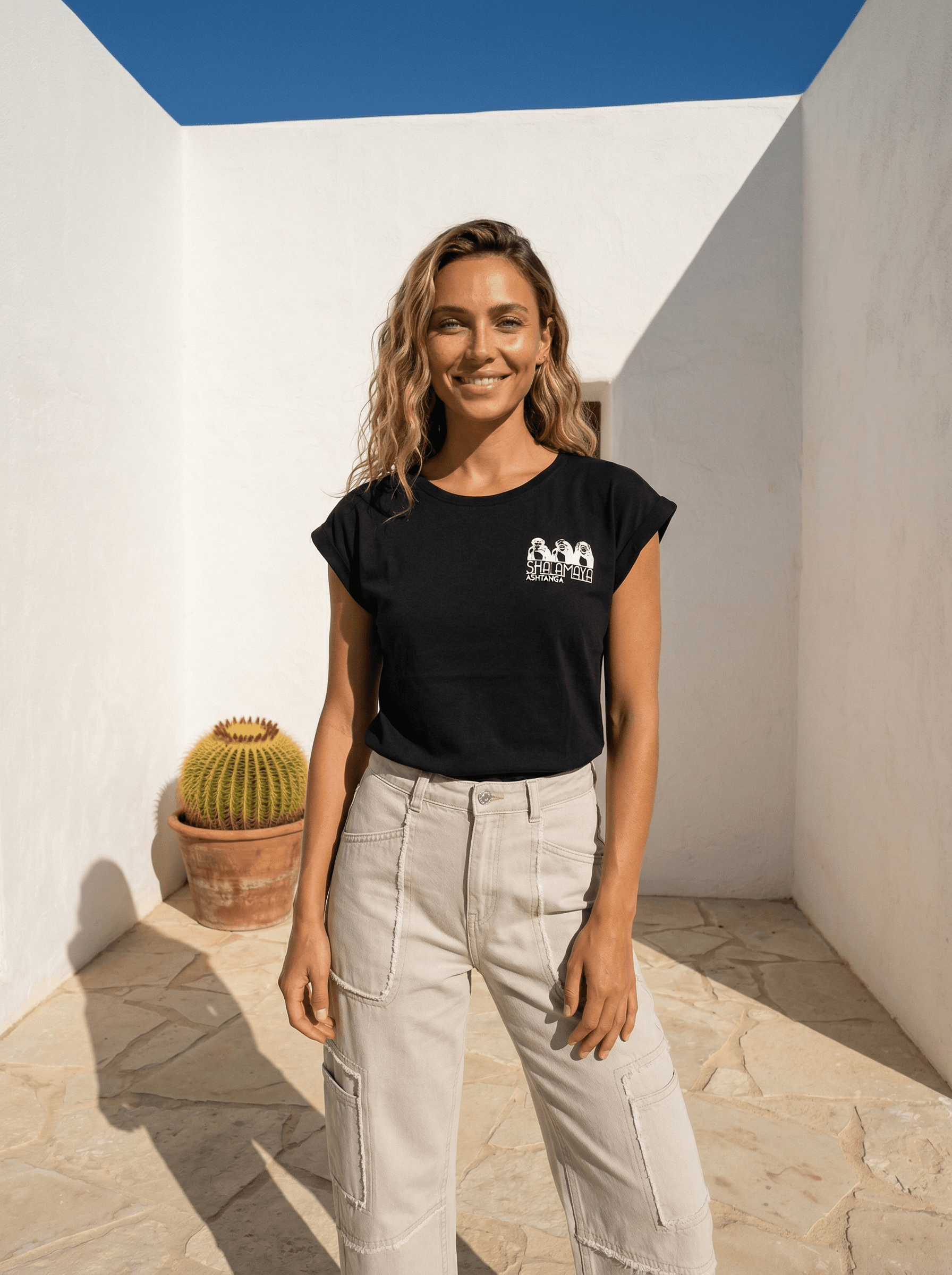 T-shirt femme noir Shalamaya Ashtanga porté